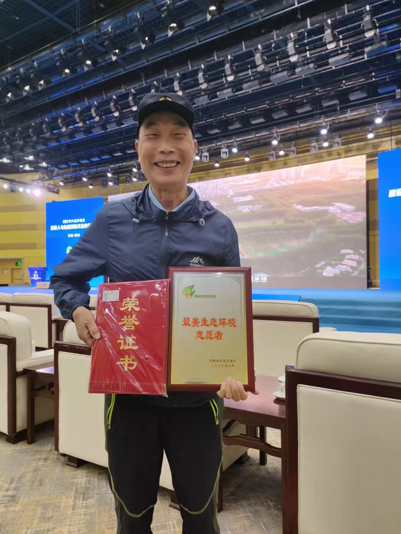 喜報(bào)！新鄉(xiāng)環(huán)保志愿者張鄭州獲省“2023最美生態(tài)環(huán)境志愿者”稱(chēng)號(hào)